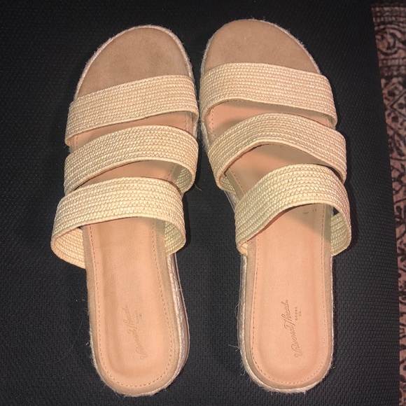 Used like new chunky cream wedge sandals! Size 9! - Picture 5 of 5